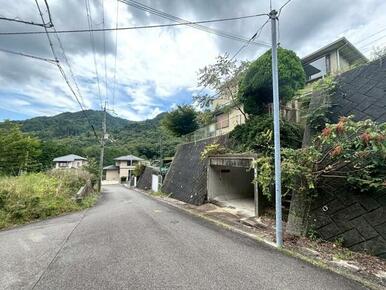 広々とした幅員の前面道路ですので、スムーズに駐車可能です♪