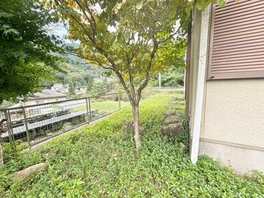 陽当たり良好な広々としたお庭スペース！家庭菜園も可能です♪