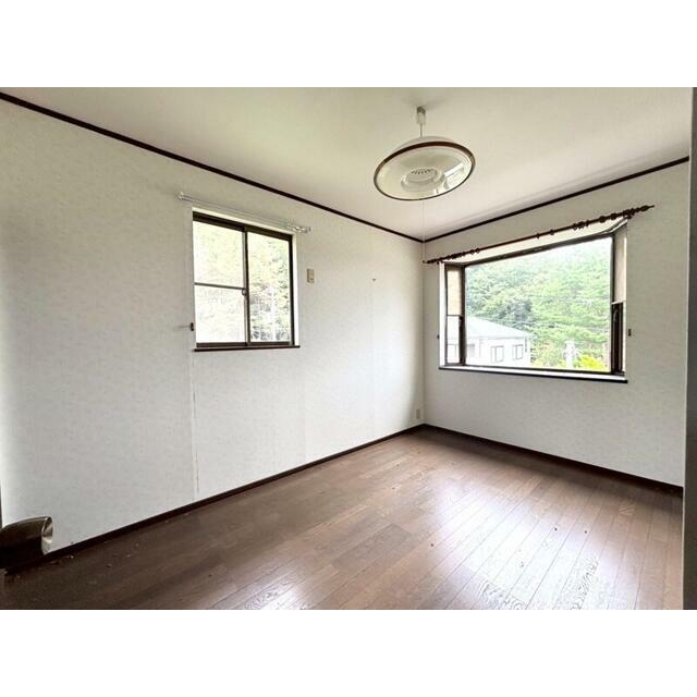２階洋室約５．５帖。出窓＆２面採光の明るいお部屋です♪　押入付きですので、お荷物スッキリ片付きます♪