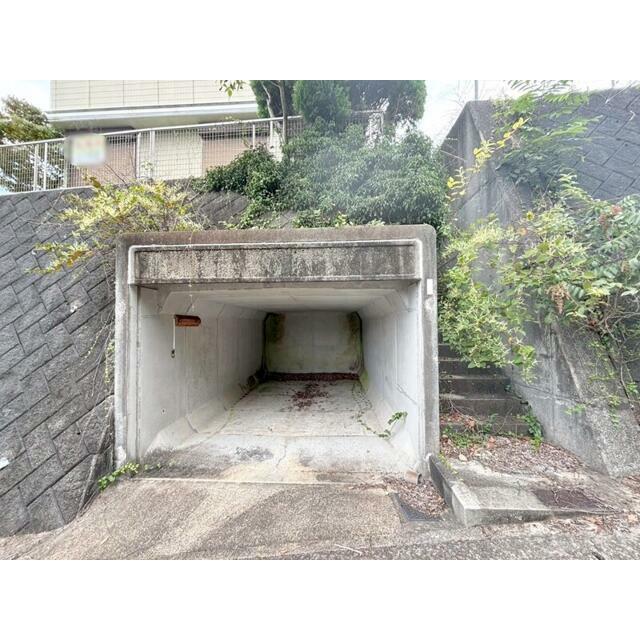 掘り込み車庫付き！　※車種により駐車不可の場合がございます