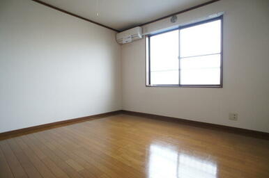 窓で通風、採光に優れたお部屋です！