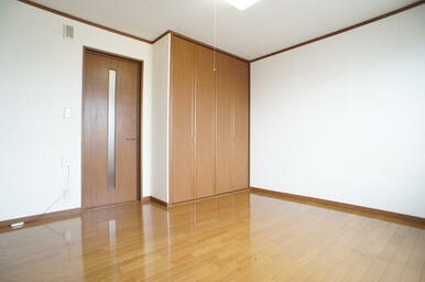 落ち着いた雰囲気で寝室にピッタリのお部屋です♪