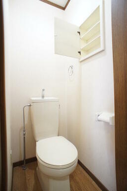 上部収納あり！トイレ内に必要なものはこちらへ収納可能♪