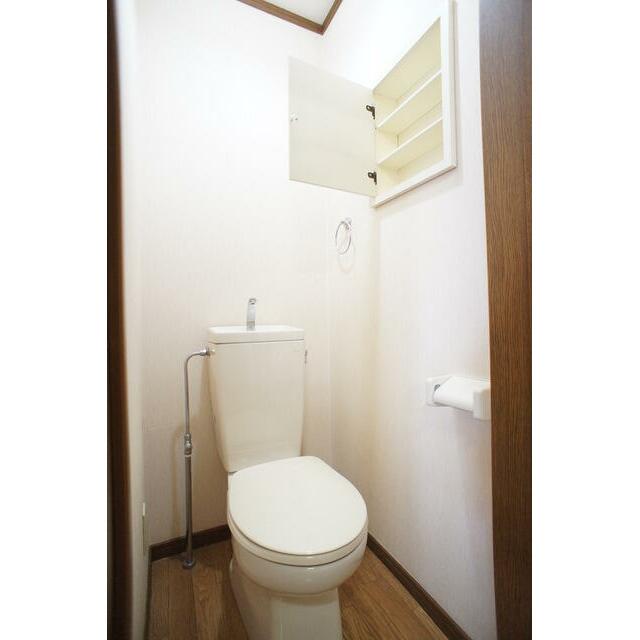 上部収納あり！トイレ内に必要なものはこちらへ収納可能♪