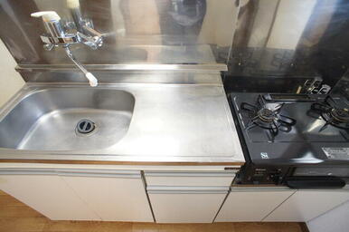 上下に収納があるので使い勝手の良いキッチンです！！