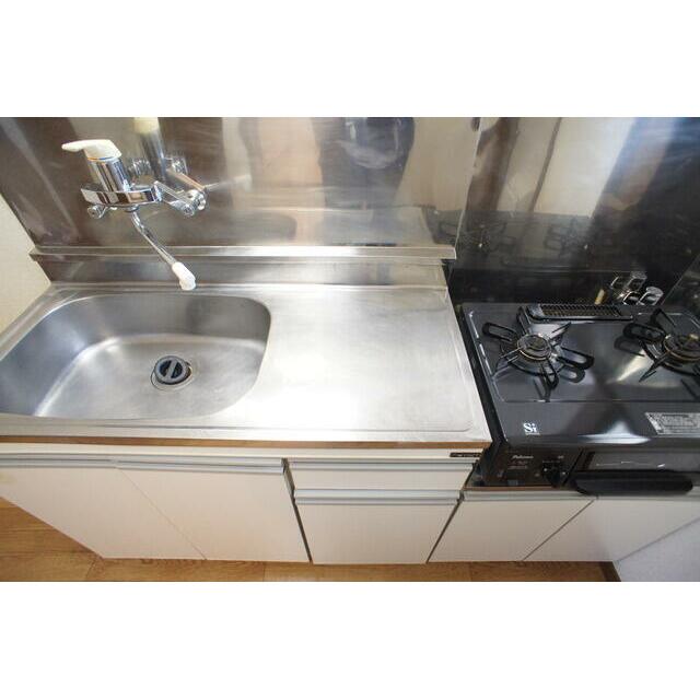 上下に収納があるので使い勝手の良いキッチンです！！