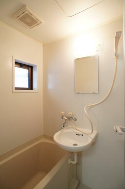 窓付きのバスルーム♪換気もできて気持ちいいですね♪