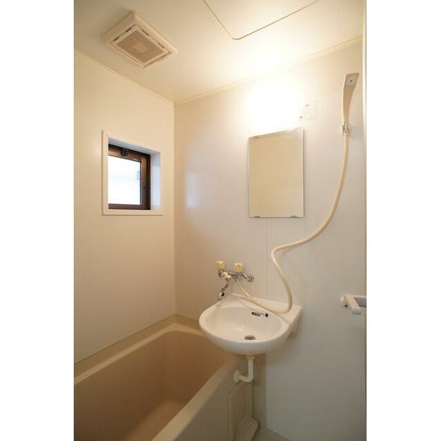 窓付きのバスルーム♪換気もできて気持ちいいですね♪