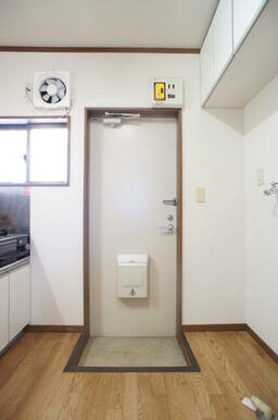 玄関側からも採光あり！いつでも明るい玄関周り！