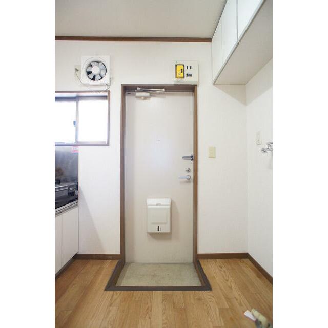 玄関側からも採光あり！いつでも明るい玄関周り！