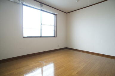 室内は木の温もりが優しいフローリングです♪