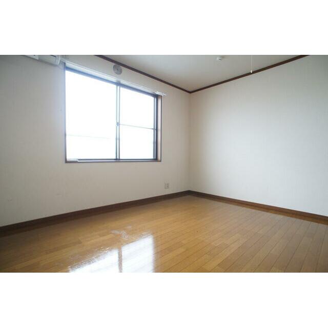 室内は木の温もりが優しいフローリングです♪