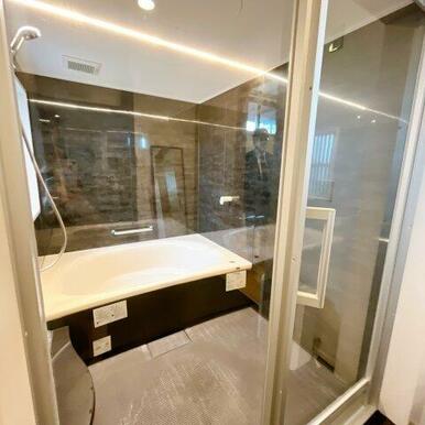 まるでホテルのようなゆったりとしたガラス張りの1.25坪の浴室！（子世帯）