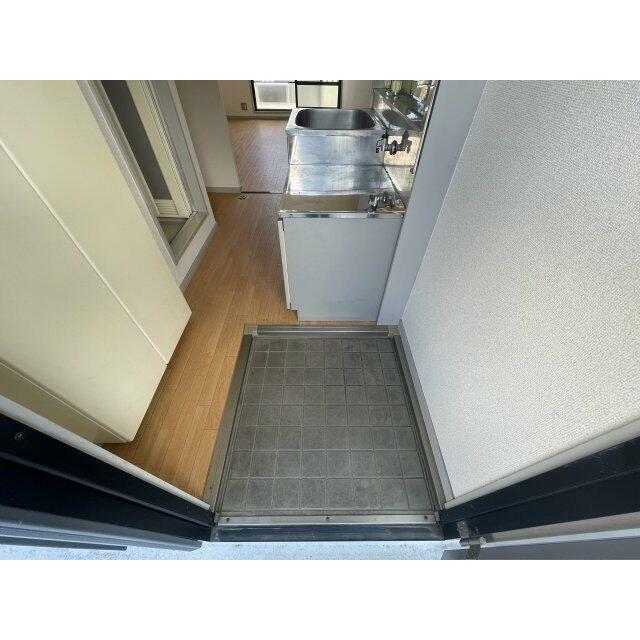 玄関左側に収納がございます。 ※参照　別室写真※