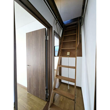 屋根裏収納階段