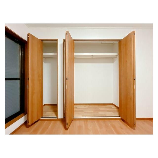 「2階南西側洋室」収納の中の写真です。