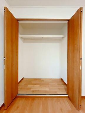 「2階北東側洋室」収納の中の写真です。