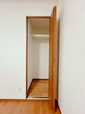 「2階北西側洋室」南側の収納の中の写真です。