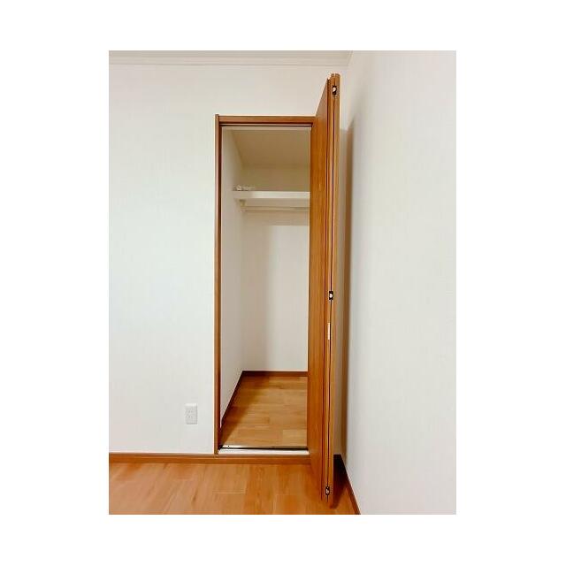 「2階北西側洋室」南側の収納の中の写真です。