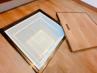 「キッチン」床下収納の写真です。新品交換済。