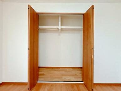 「2階南東側洋室」収納の中の写真です。