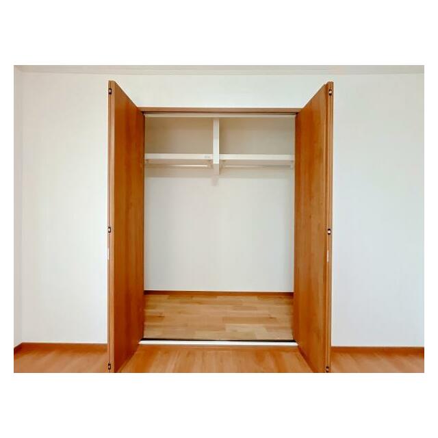 「2階南東側洋室」収納の中の写真です。