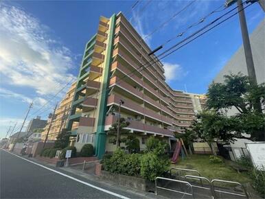 鮮やかな色彩が印象的な大型マンション。開放感のある青空の下、快適な新生活を始めませんか？