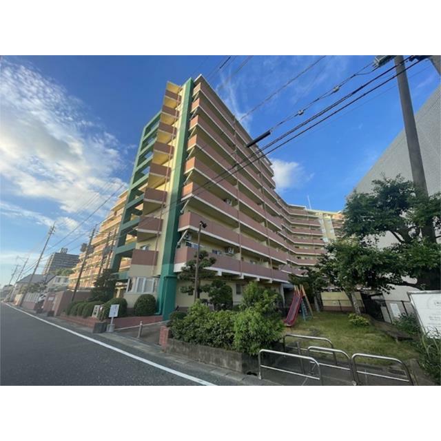 鮮やかな色彩が印象的な大型マンション。開放感のある青空の下、快適な新生活を始めませんか？