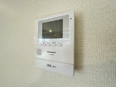 訪問者がひと目でわかるモニター付きインターホンを標準装備。お子さまのお留守番にも安心です！