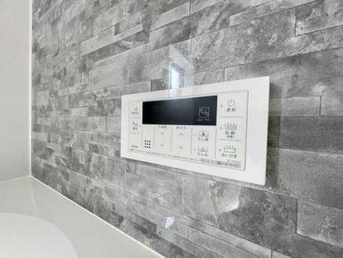 ボタンひとつでお湯張りや追い焚き、温度調整までしてくれる便利なオートバス機能付き！