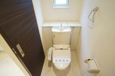 洗浄機能付き便座で、小窓もついております。