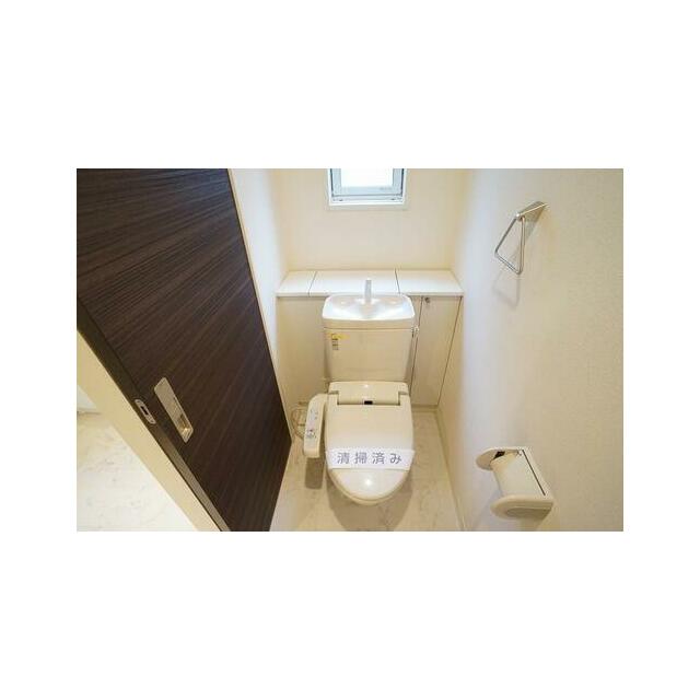 洗浄機能付き便座で、小窓もついております。