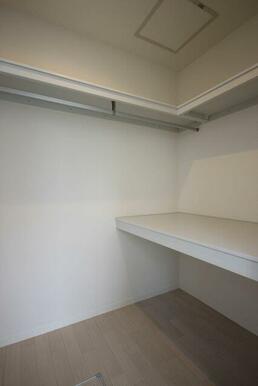 洋室にはウォークインクローゼットがあって大きな荷物も入ります。