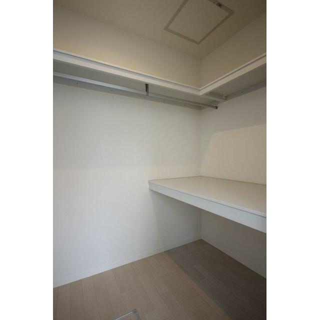 洋室にはウォークインクローゼットがあって大きな荷物も入ります。