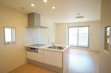 対面式のシステムキッチン（ＩＨ３口グリル付）