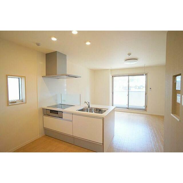 対面式のシステムキッチン（ＩＨ３口グリル付）