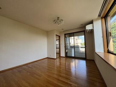 9.5帖の洋室です♪