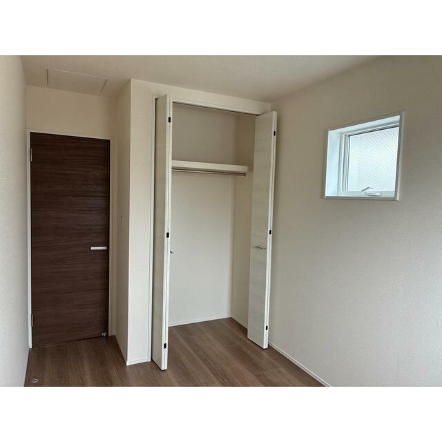 空間の使い方はいろいろ。服だけでなくさまざまなアイテムの収納にも◎（1号棟）