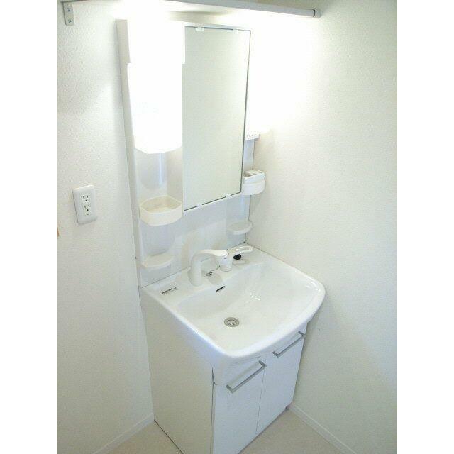 ★洗面化粧台の写真です★　～シャワーが伸びる洗髪洗面化粧台タイプですので使い勝手もｇｏｏｄです～