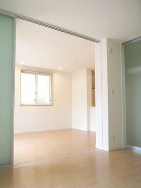☆６．４帖の洋室の写真です☆　～ご覧のように１２．０帖の隣のリビングと一体にして１８．４帖のお部屋…
