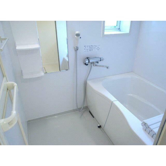 ★浴室の写真です★　～清潔感のある白い浴室です。小窓がついているので解放感もあり換気対策もバッチリ…