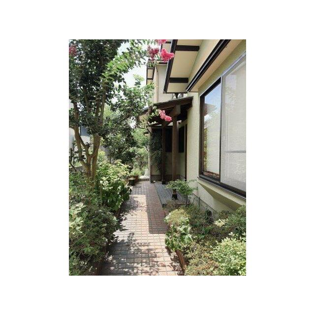 玄関先は四季折々の植栽を楽しめます♪