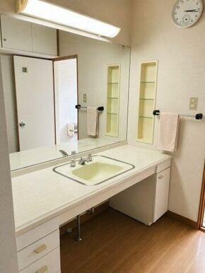 2階トイレ前にも広めの洗面台があるので朝の身支度で込み合うことがありません◎
