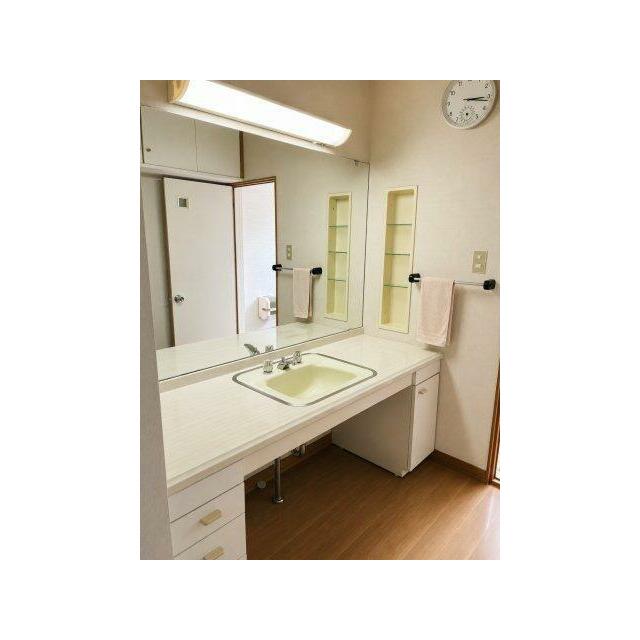 2階トイレ前にも広めの洗面台があるので朝の身支度で込み合うことがありません◎