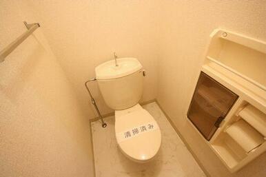 コンパクトな空間に、タオル掛け、トイレットペーパー収納がついたトイレです。石柄のクッションフロアも…