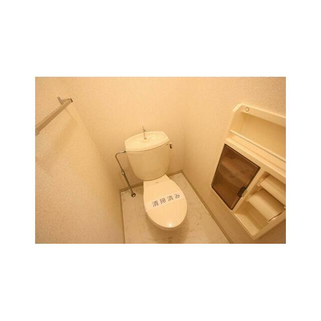 コンパクトな空間に、タオル掛け、トイレットペーパー収納がついたトイレです。石柄のクッションフロアも…