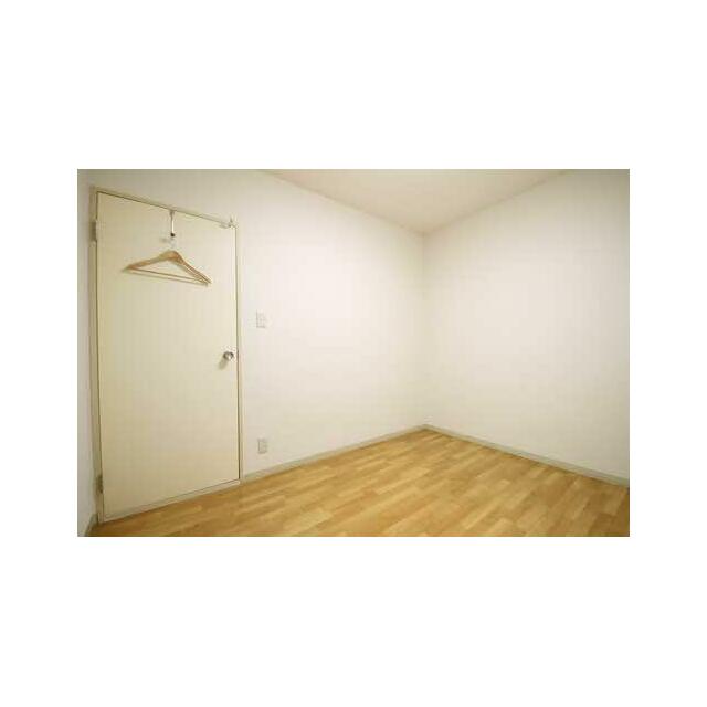 【北側洋室】一番静かなお部屋なので、寝室にお勧めです。こちらにも参考までに、開き戸用ハンガーパイプ…