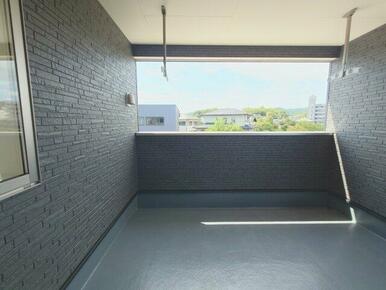 天候に左右されず使用できるインナーバルコニー付きです。雨の日でも洗濯物を干すことができます。
