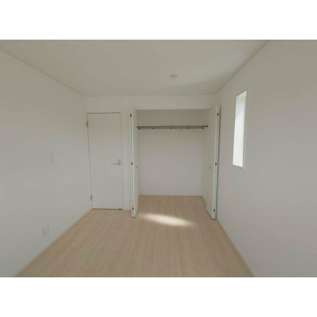 ２階洋室：内部には収納棚などが設置されていて収納力が豊富で、衣類以外の大きなものも収納できます。