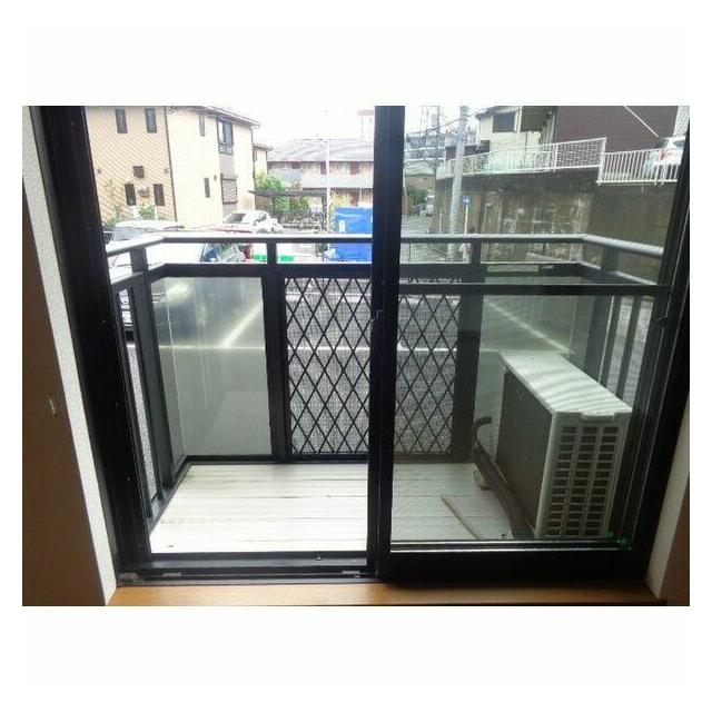 本写真は1階のバルコニーでございます。
